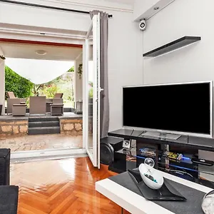 https://apartment-cave.in-istria.net